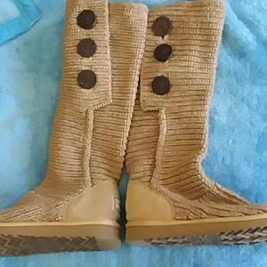 This weekend only !! Ugg classic knit boots